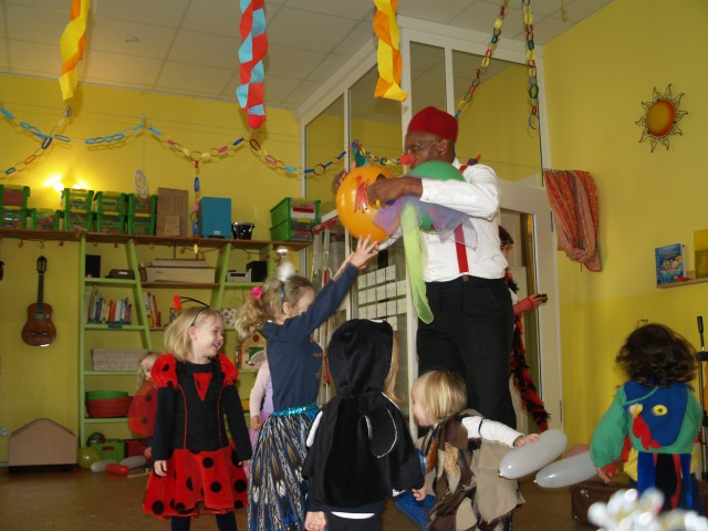 clown silver entertaing children